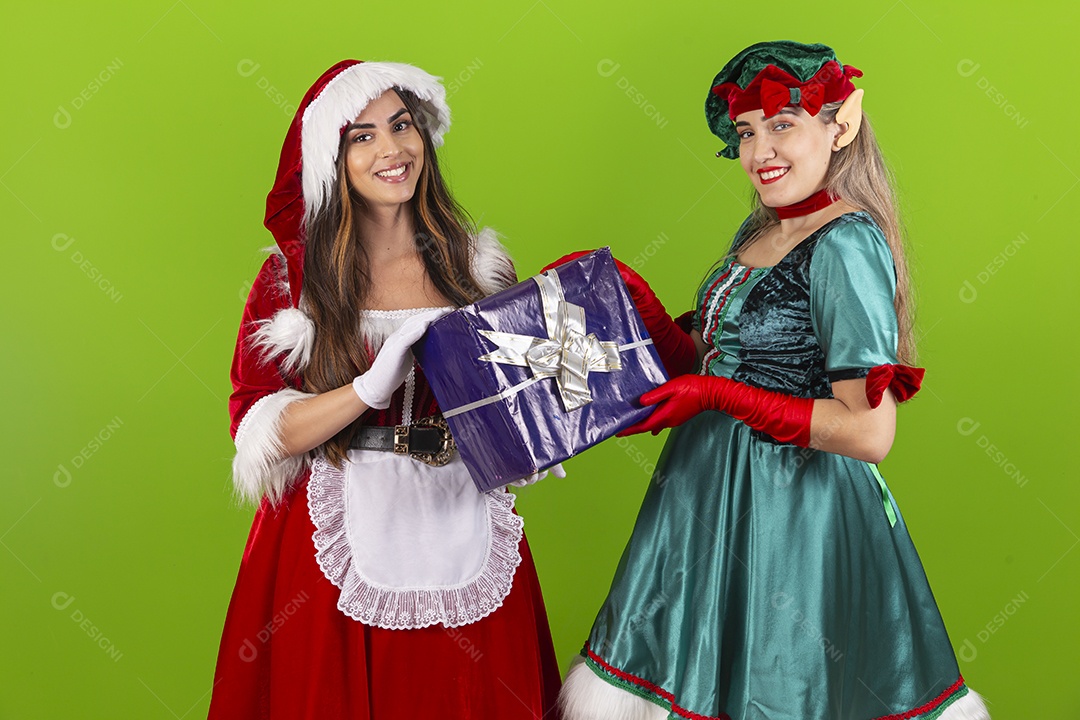 Jovens com fantasia de duende e Mamãe Noel