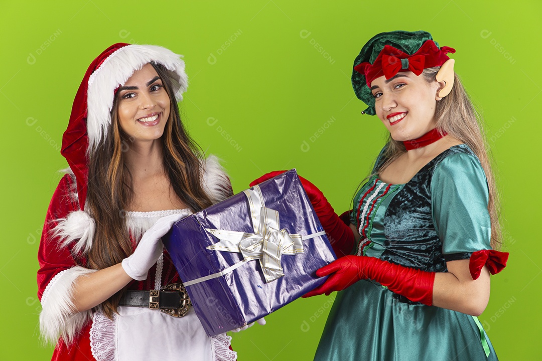 Jovens com fantasia de duende e Mamãe Noel