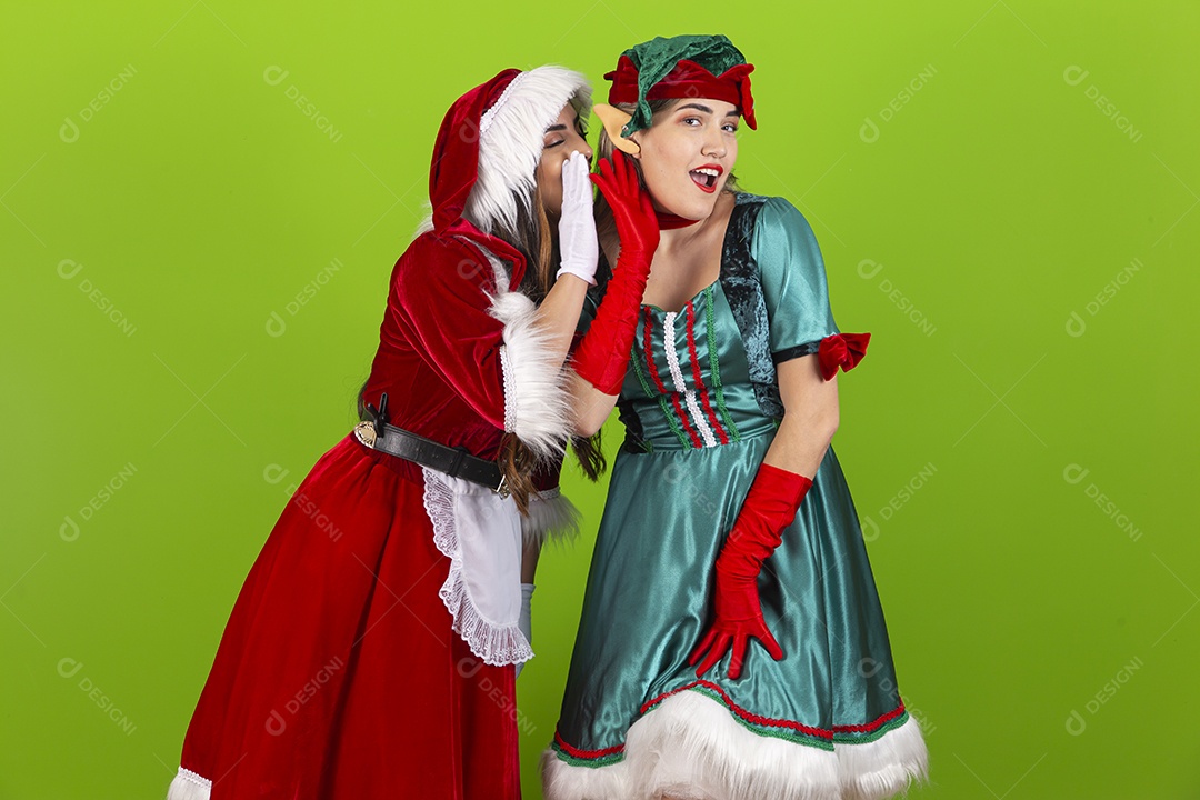 Jovens com fantasia de duende e Mamãe Noel