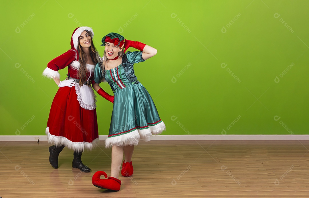Jovens com fantasia de duende e Mamãe Noel
