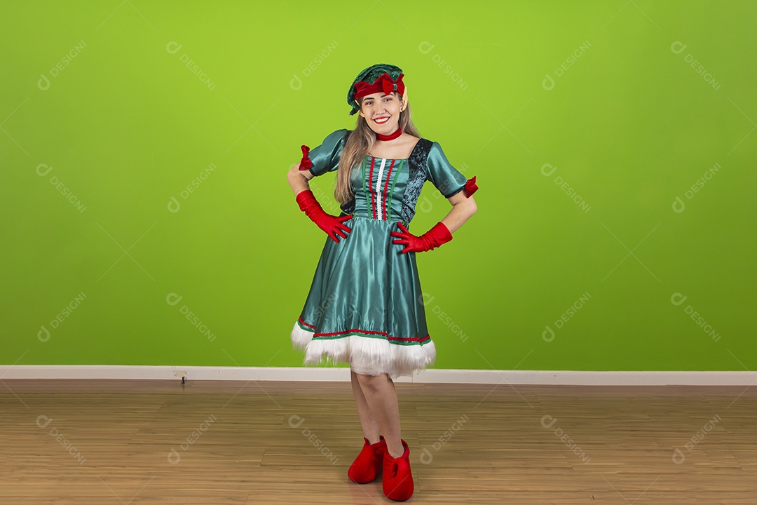 Jovem fantasiada de duende de natal