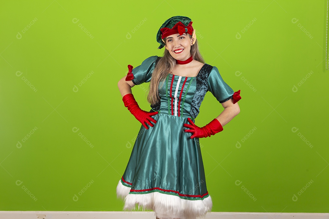 Jovem fantasiada de duende de natal