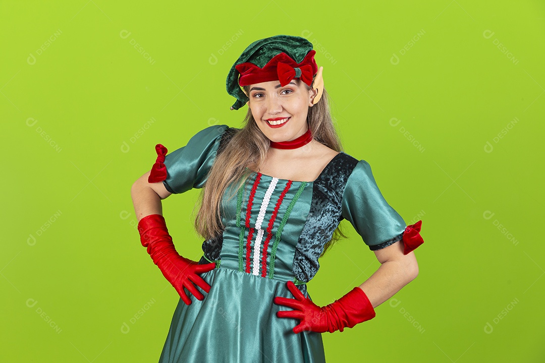 Jovem fantasiada de duende de natal