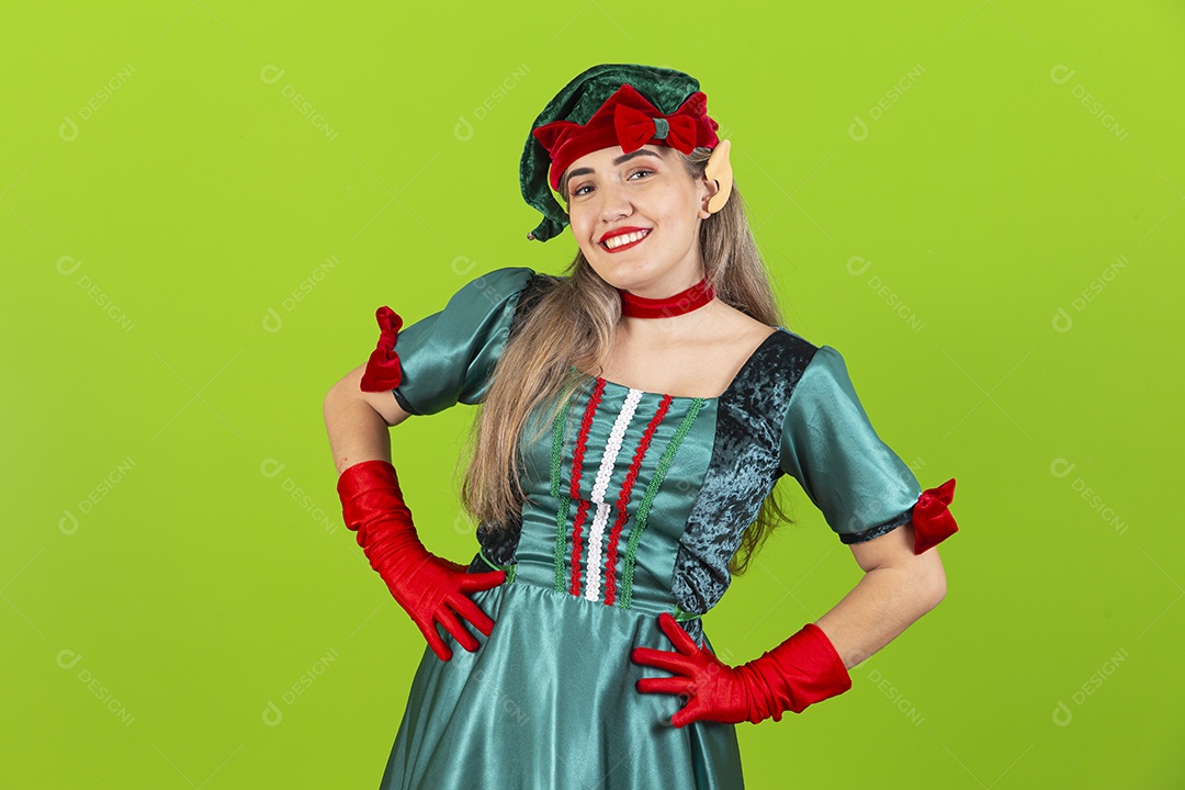 Jovem fantasiada de duende de natal