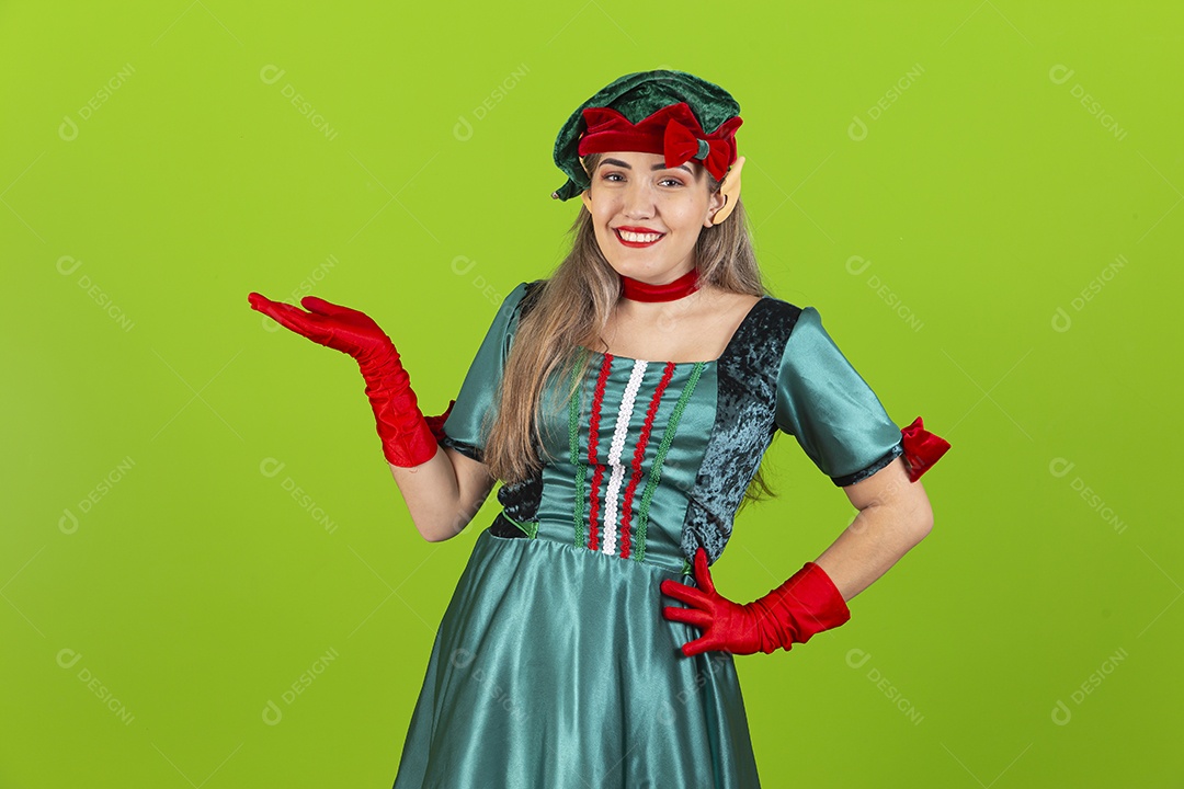 Jovem fantasiada de duende de natal