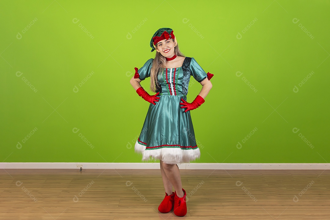 Jovem fantasiada de duende de natal