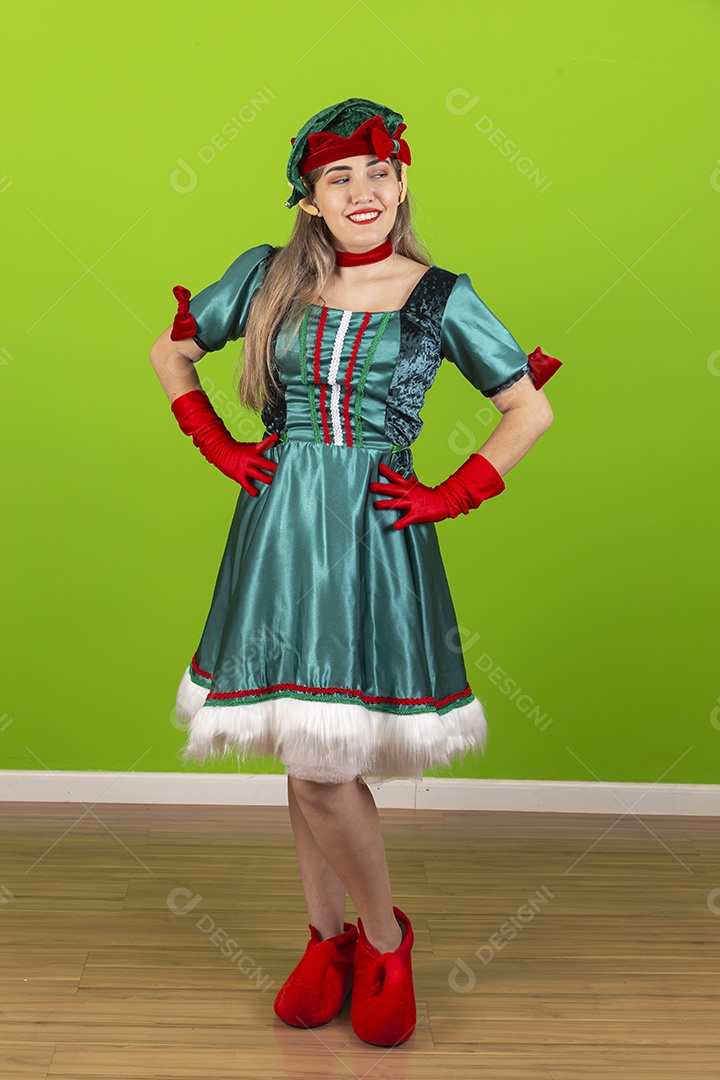 Jovem fantasiada de duende de natal