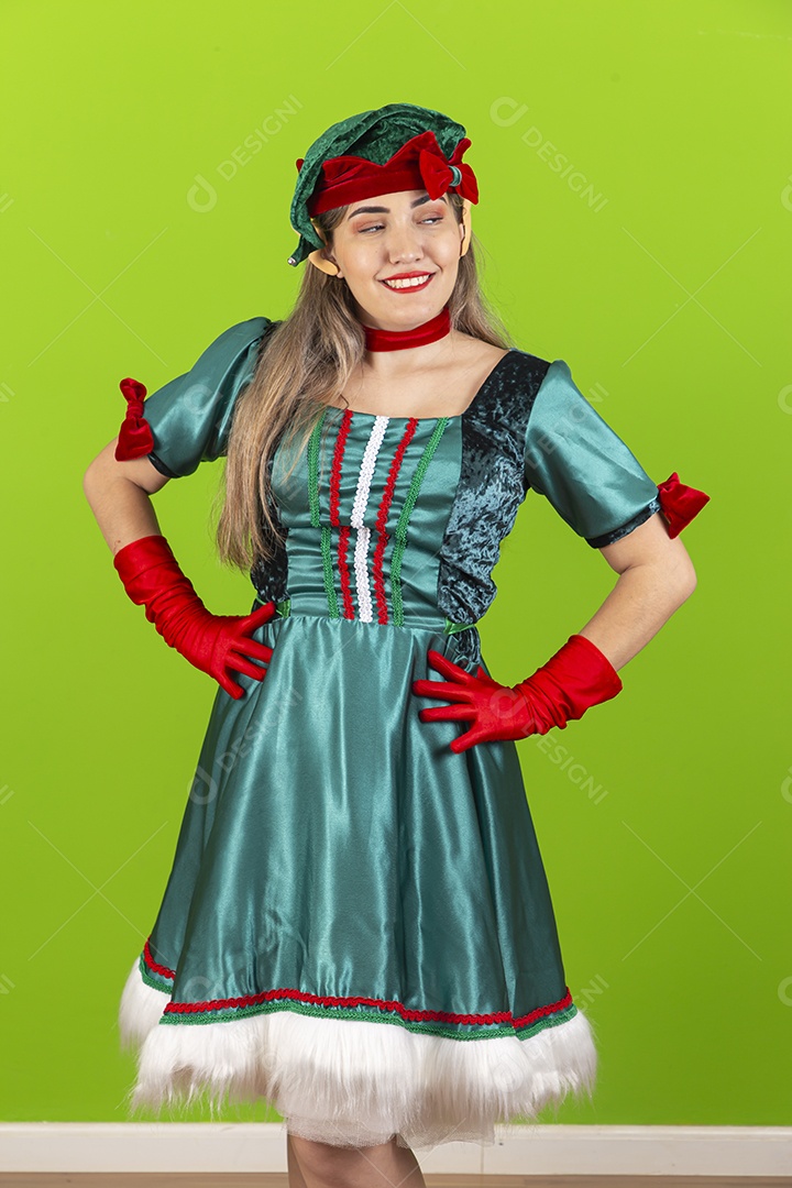 Jovem fantasiada de duende de natal