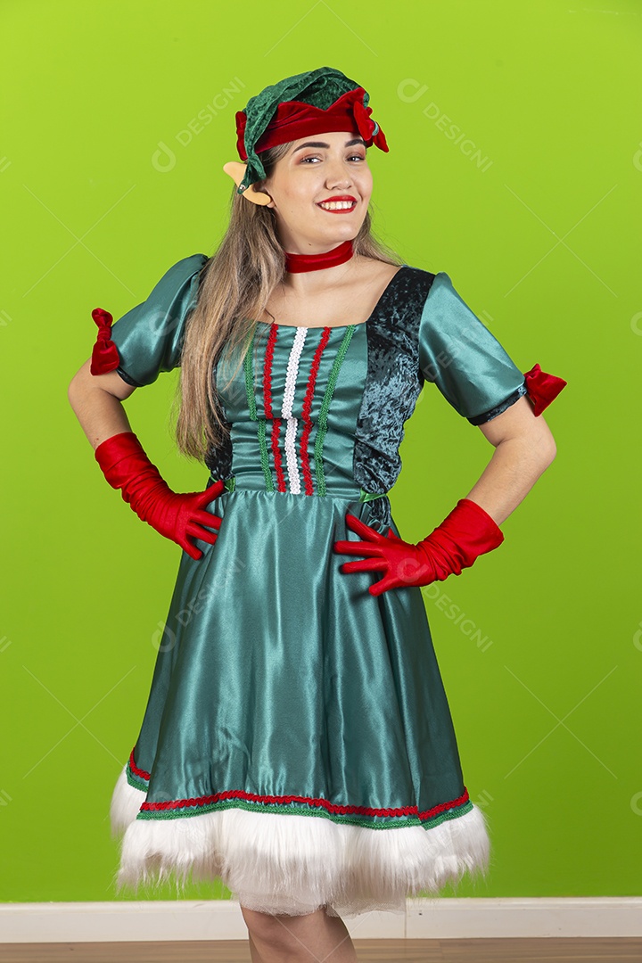 Jovem fantasiada de duende de natal