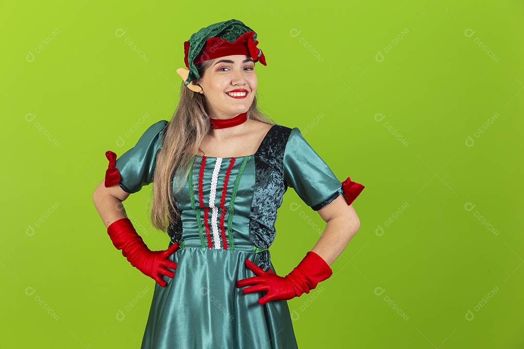 Jovem fantasiada de duende de natal