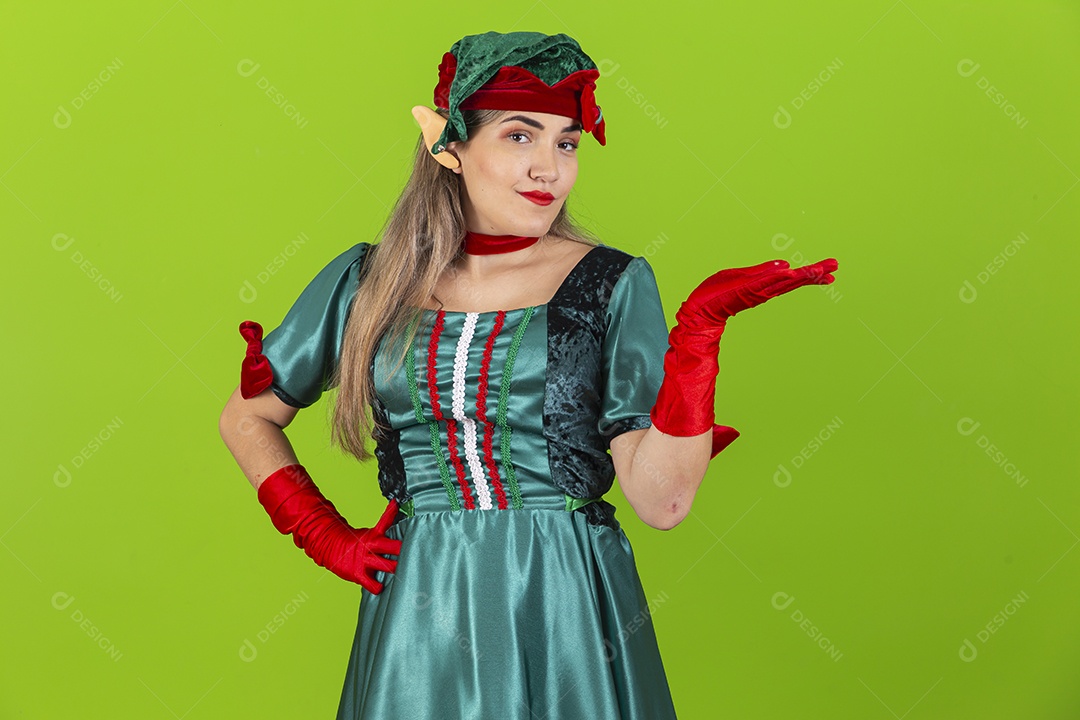 Jovem fantasiada de duende de natal