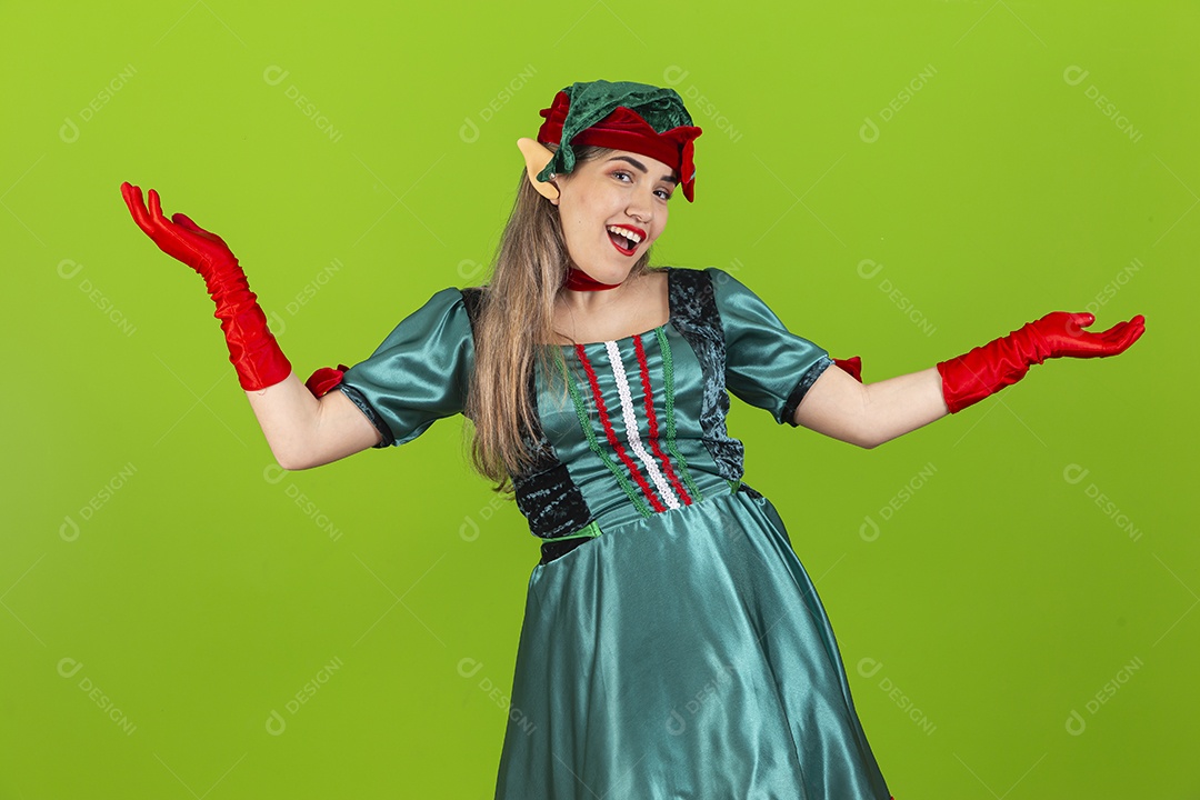 Jovem fantasiada de duende de natal