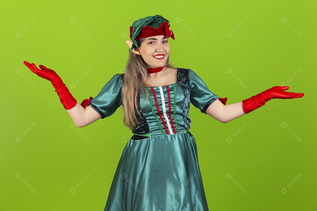 Jovem fantasiada de duende de natal