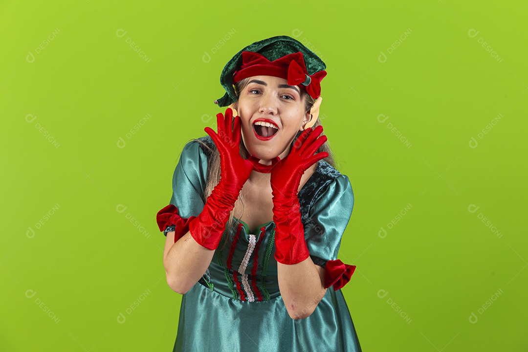 Jovem fantasiada de duende de natal