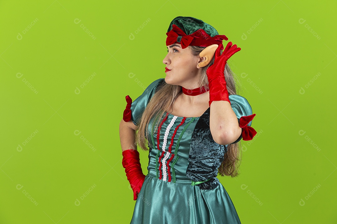 Jovem fantasiada de duende de natal