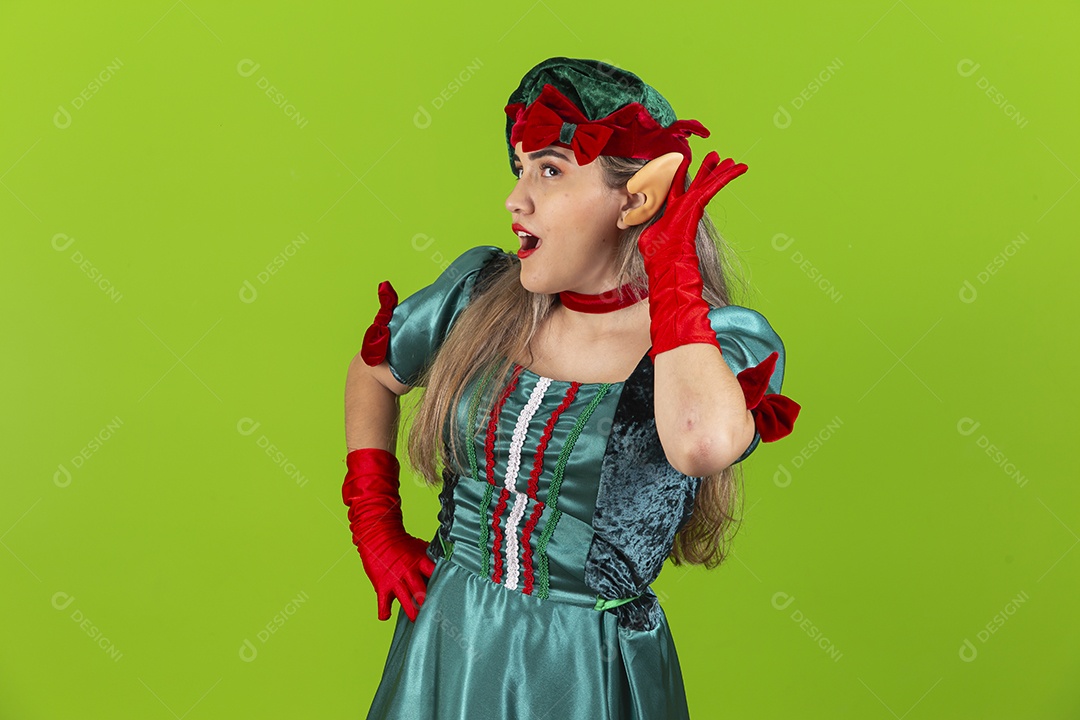 Jovem fantasiada de duende de natal