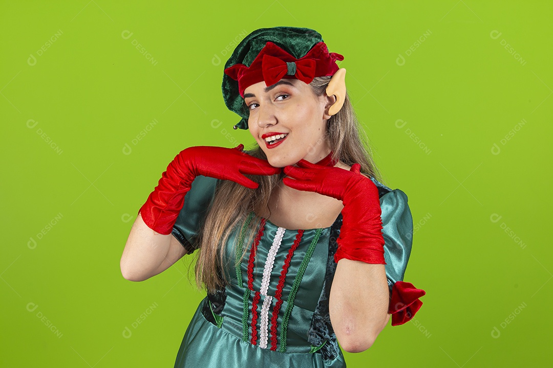 Jovem fantasiada de duende de natal