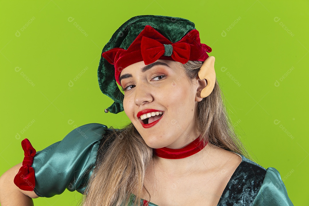 Jovem fantasiada de duende de natal