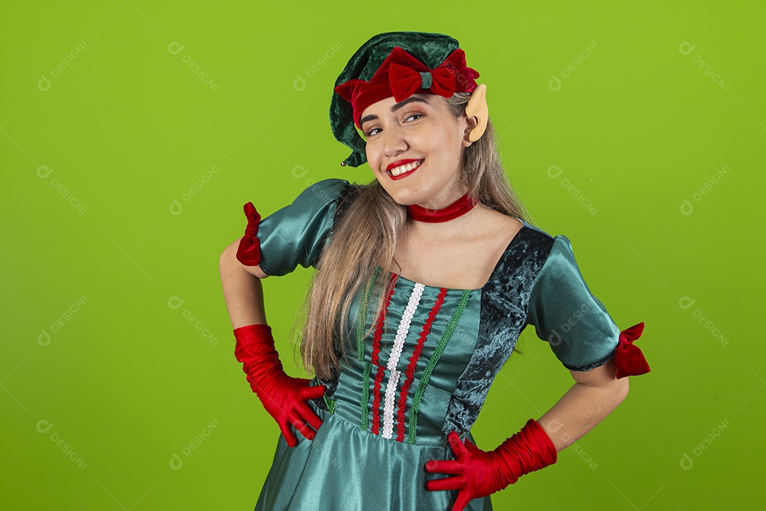 Jovem fantasiada de duende de natal