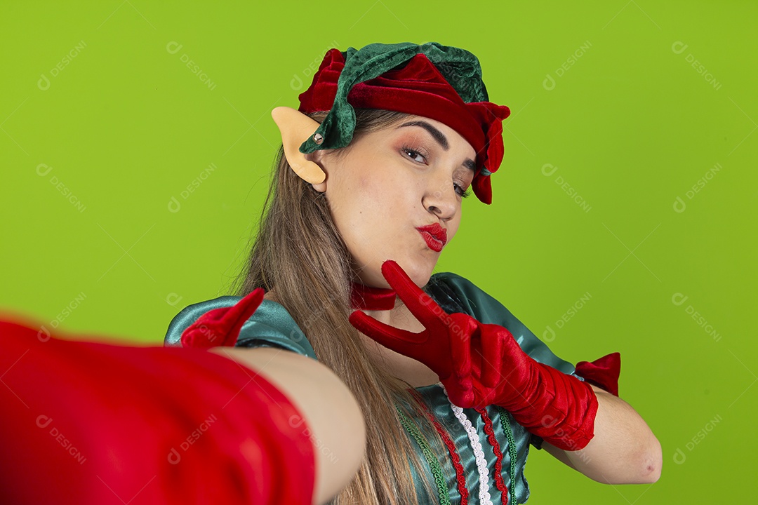 Jovem fantasiada de duende de natal