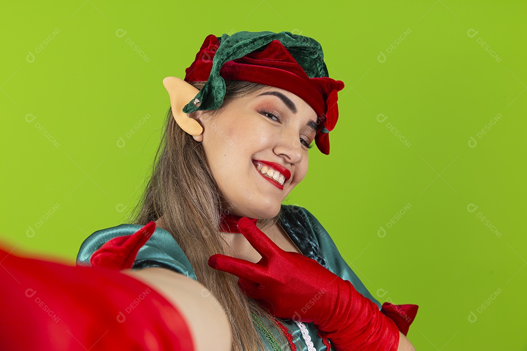 Jovem fantasiada de duende de natal