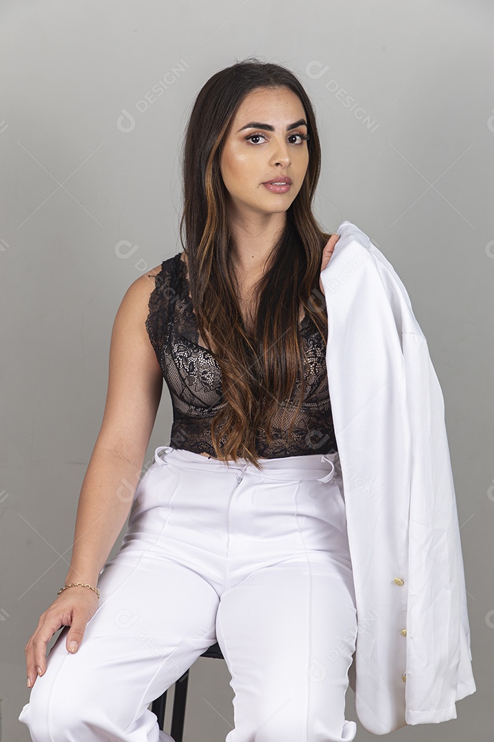 Linda jovem estilosa sobre banco