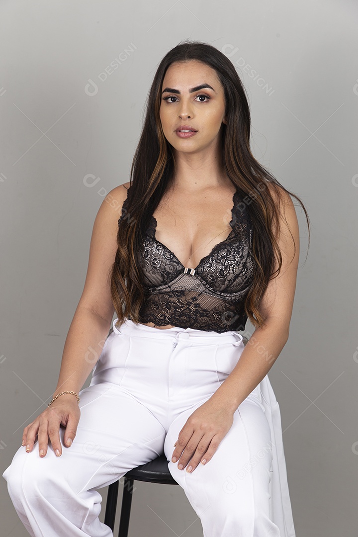 Linda jovem estilosa sobre banco