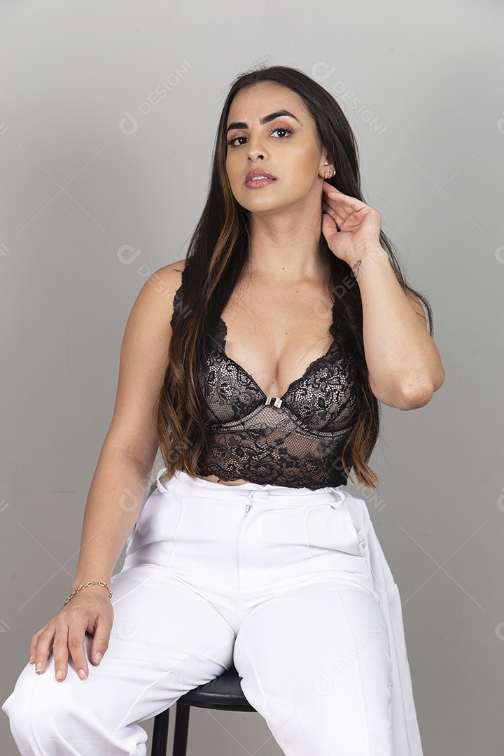 Linda jovem estilosa sobre banco