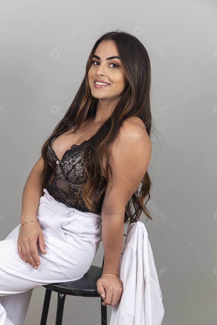 Linda jovem estilosa sobre fundo branco