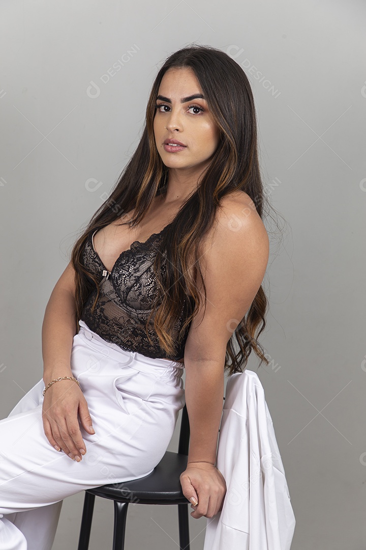 Linda jovem estilosa sobre fundo branco