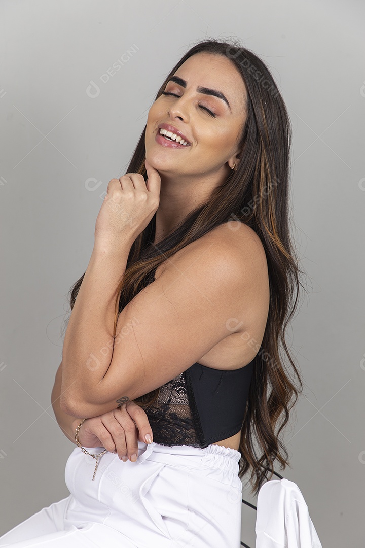 Linda jovem estilosa sobre fundo branco