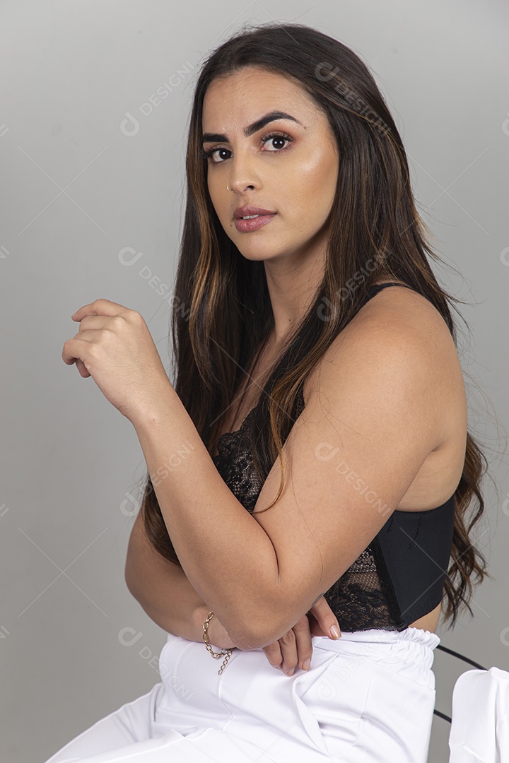 Linda jovem estilosa sobre fundo branco