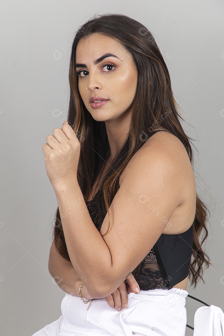 Linda jovem estilosa sobre fundo branco