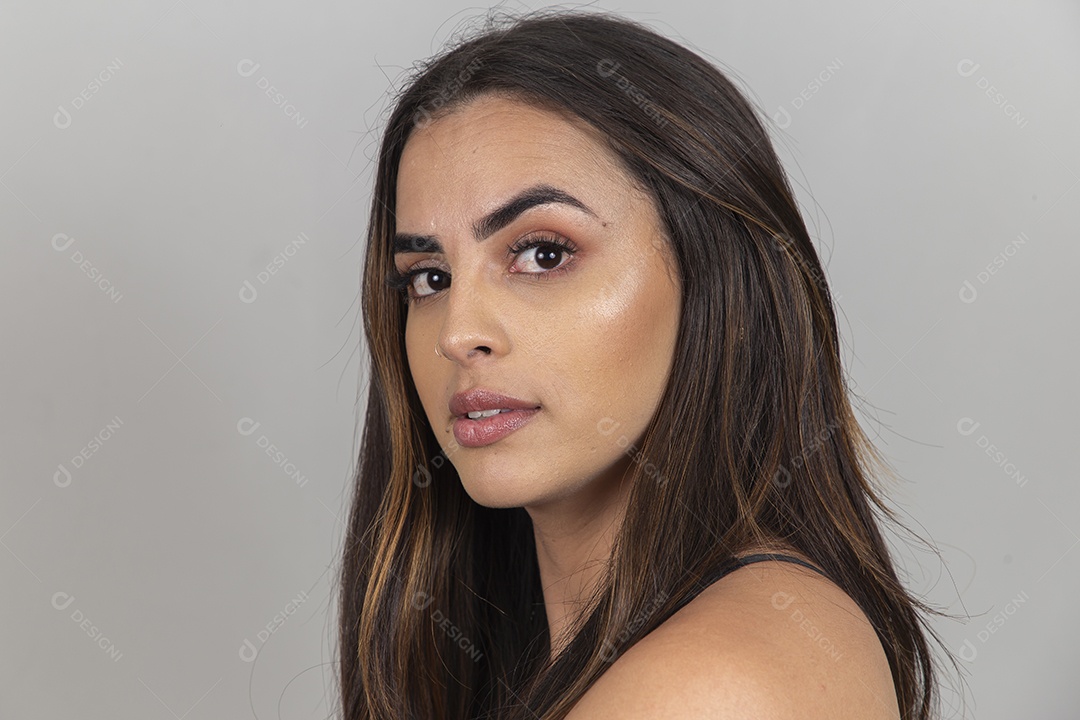 Linda jovem estilosa sobre fundo branco