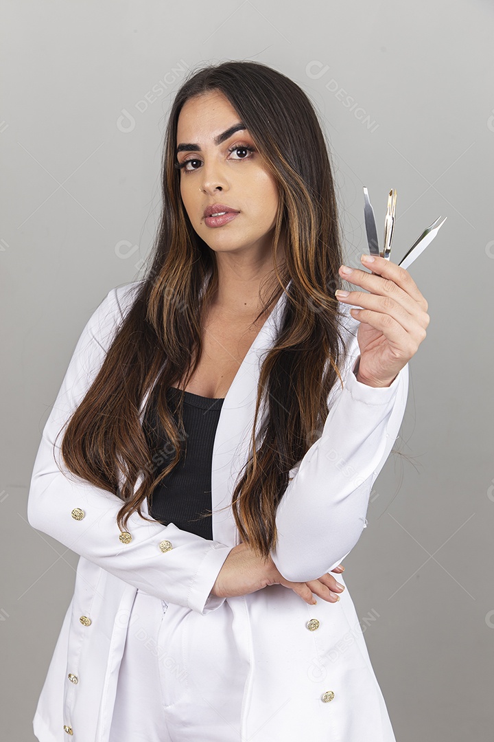 Linda jovem profissional de design de sobrancelhas