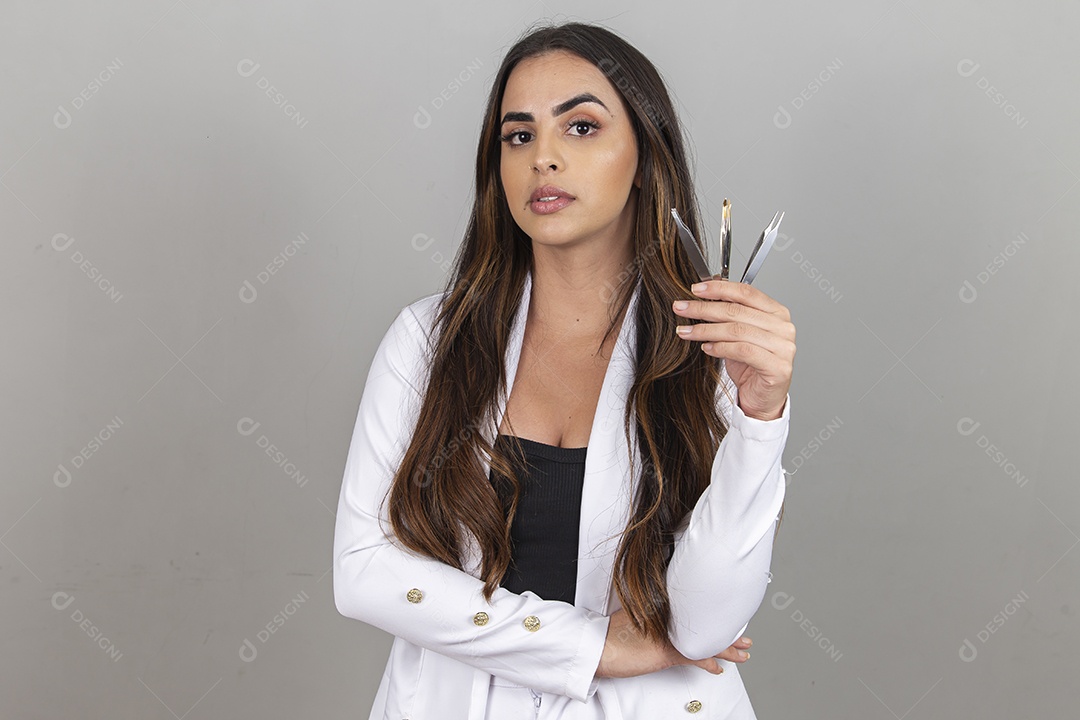 Linda jovem profissional de design de sobrancelhas