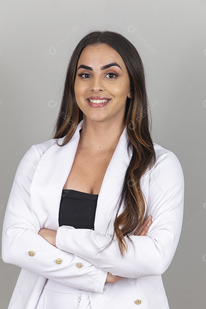 Linda jovem estilosa sobre fundo branco