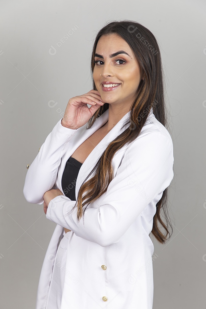 Linda jovem estilosa sobre fundo branco