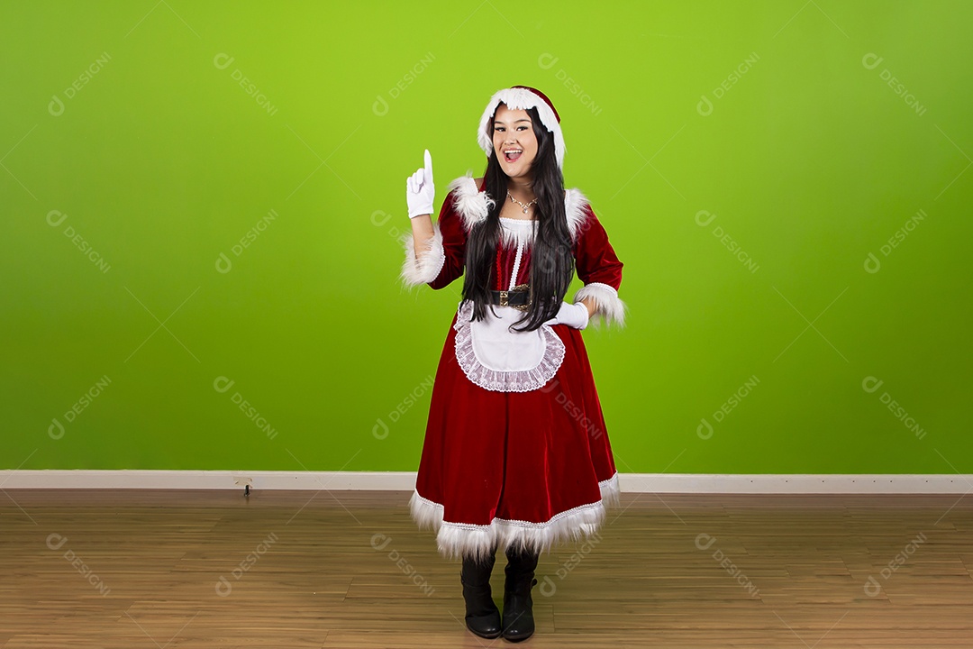 Linda jovem com fantasia de Mamãe Noel