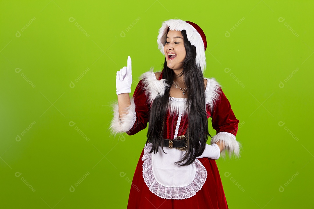 Linda jovem com fantasia de Mamãe Noel