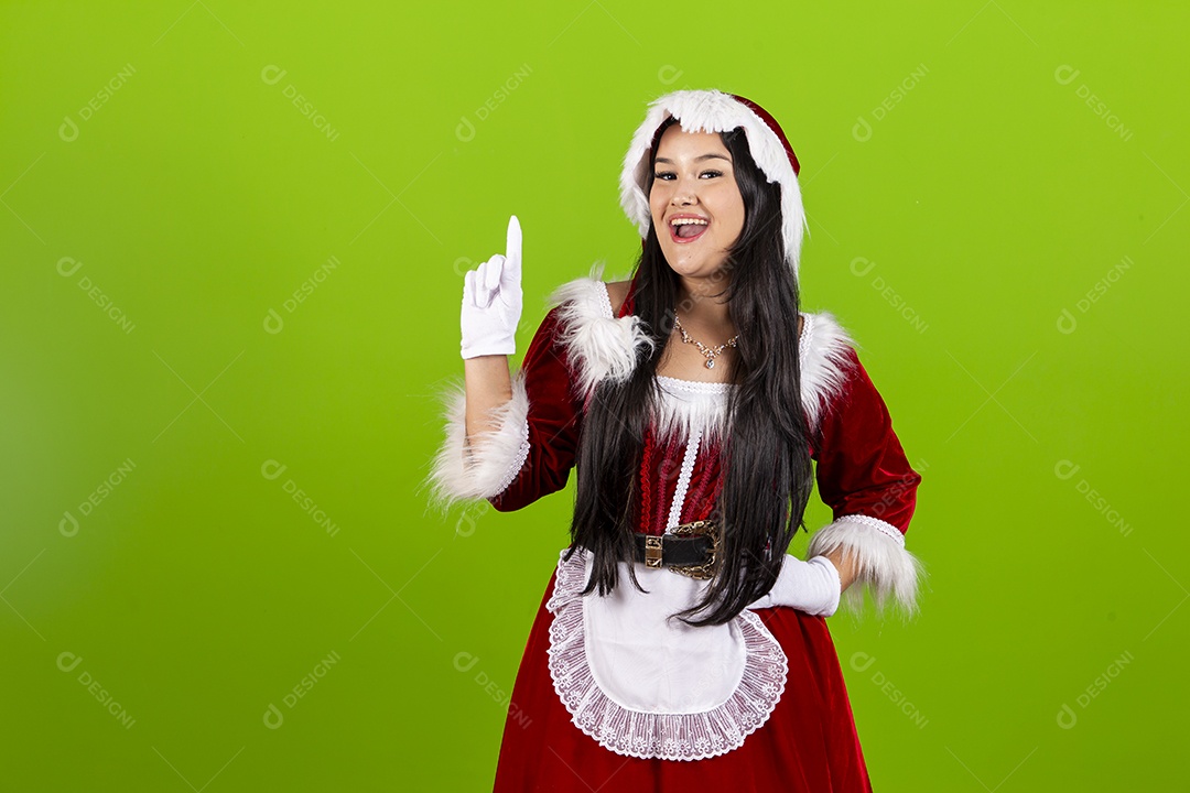 Linda jovem com fantasia de Mamãe Noel