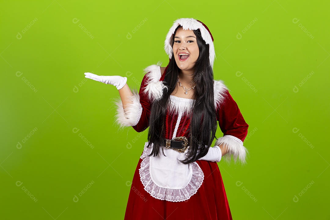 Linda jovem com fantasia de Mamãe Noel