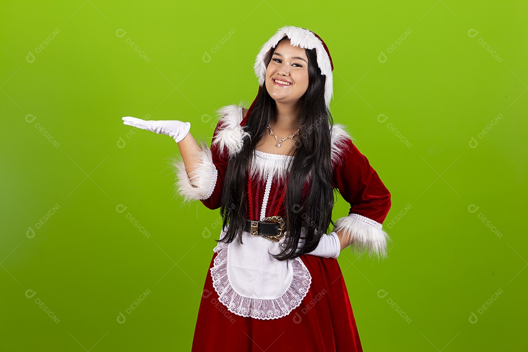 Linda jovem com fantasia de Mamãe Noel