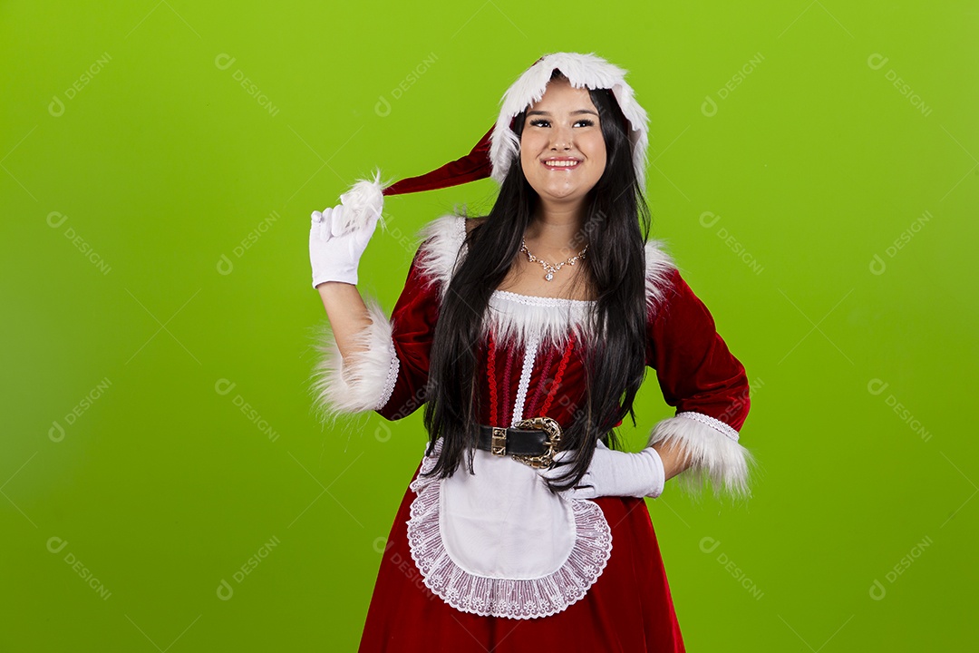 Linda jovem com fantasia de Mamãe Noel