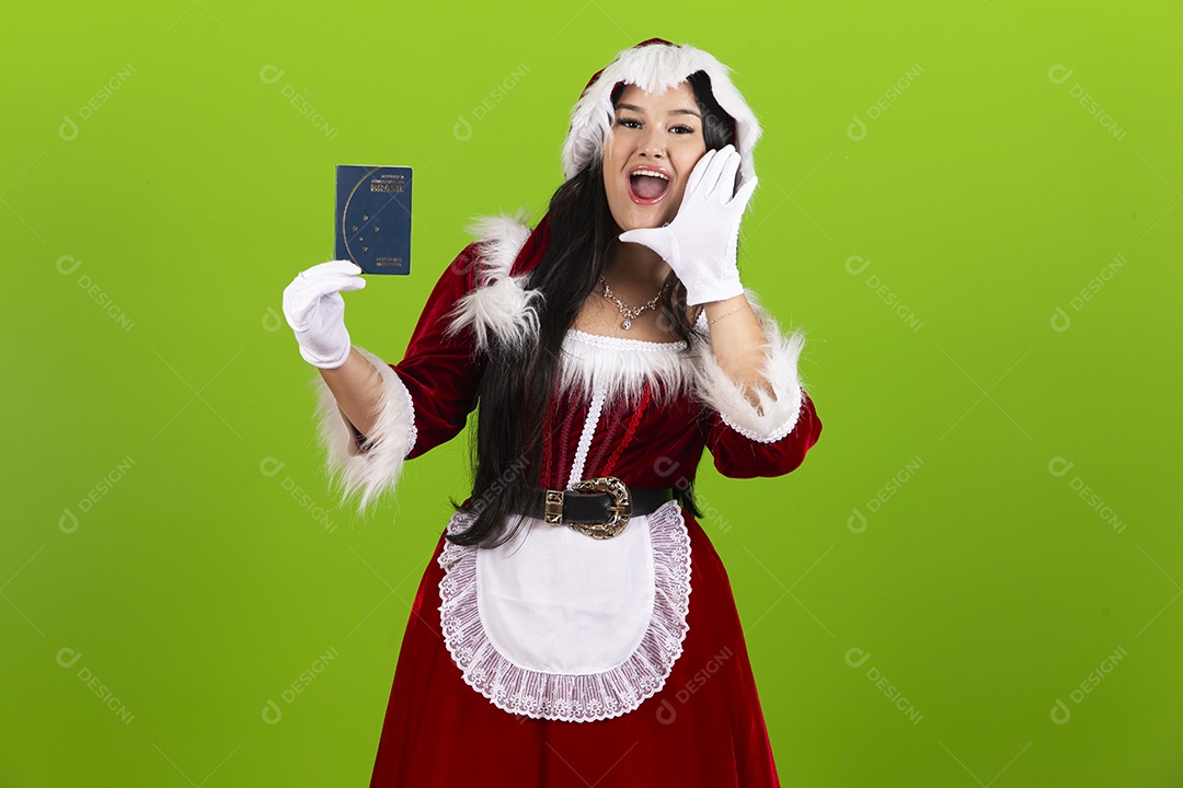 Jovem com fantasia de Mamãe Noel