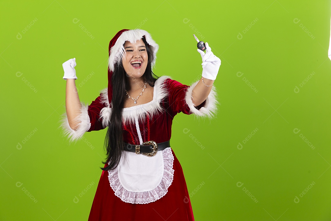 Jovem com fantasia de Mamãe Noel