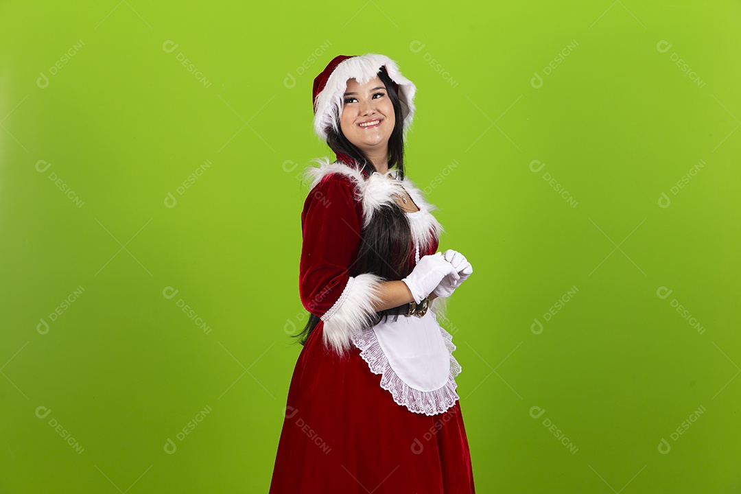 Jovem com fantasia de Mamãe Noel