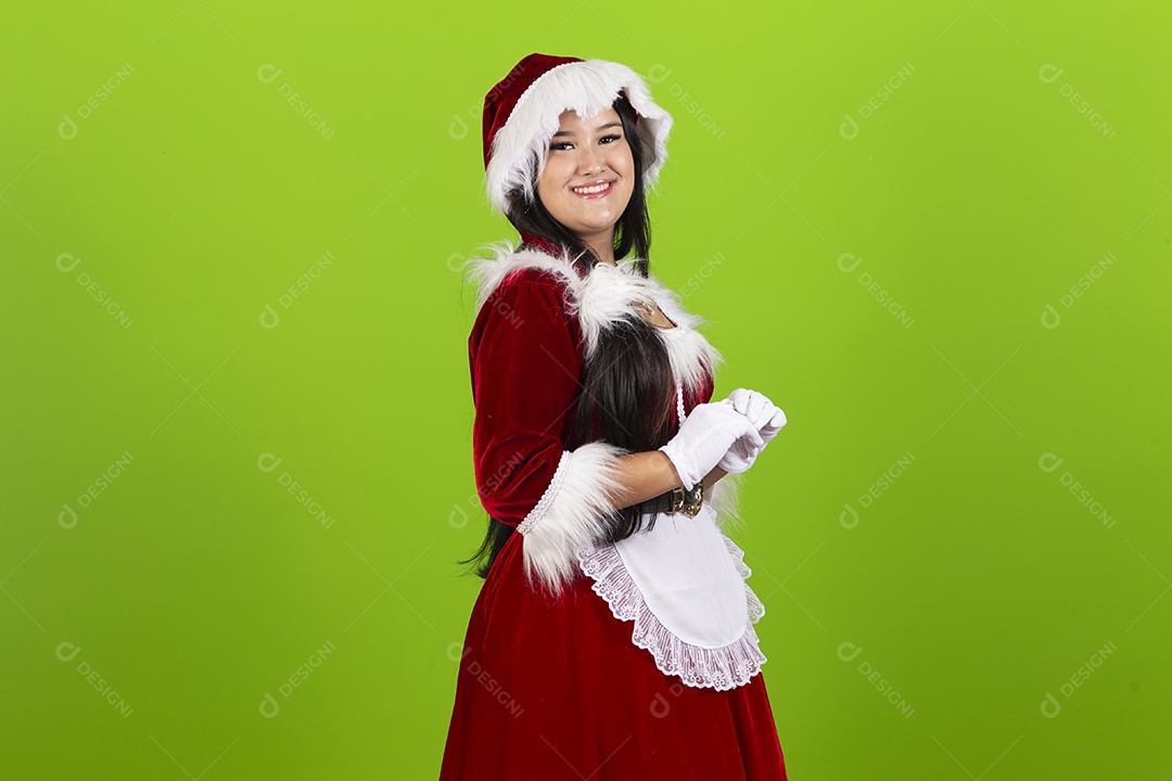 Jovem com fantasia de Mamãe Noel