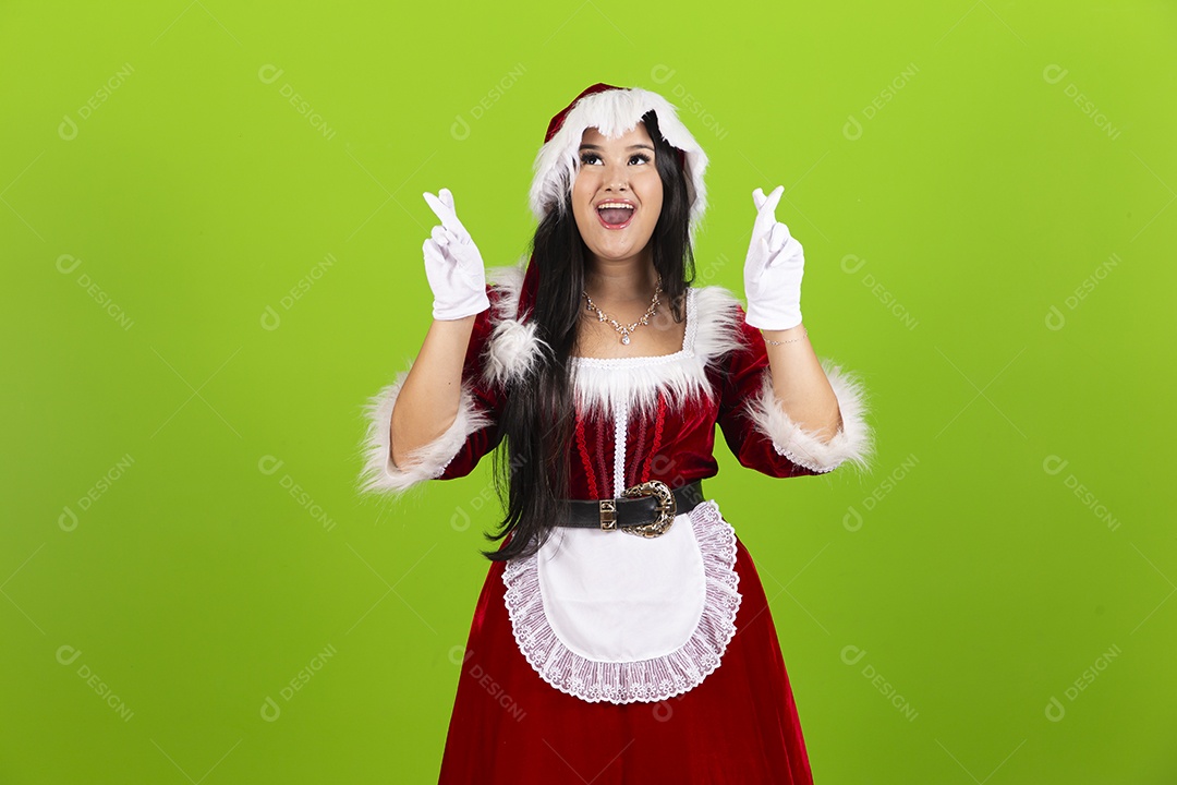 Jovem com fantasia de Mamãe Noel