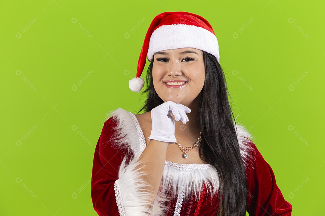 Jovem com fantasia de Mamãe Noel